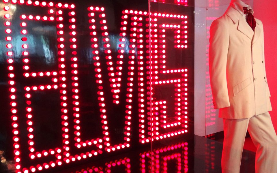 why-we-can-have-stand-up-comedy-specials-but-not-streaming-4k-concerts